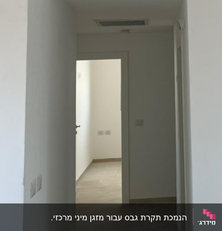 מסדרון עם קירות גבס ודלת פתוחה